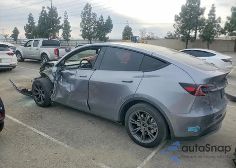 2025 Tesla Model Y z USA, uszkodzony, nr VIN 7SAYGAEE6SF278921